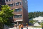 韓国人「韓国の大学の外壁が突然崩落！轟音と共に大量のレンガが崩れ落ち一人が犠牲に‥」　韓国の反応