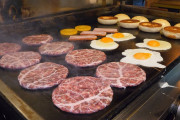 外国人「日本のハンバーガー、動画で見るだけでも美味そうすぎるｗｗｗ」