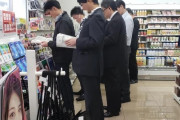 昼休み中にセブンイレブンで漫画を立ち読みする日本人男性たち（海外の反応）