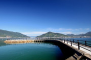 日本の広島県にある満潮時に水没する遊歩道　“こんなのここにしかない”　【海外の反応】