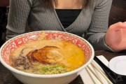 韓国人「米国で東洋人差別だと議論になっている写真がこちら」