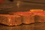 海外「日本の料理を食べに行きたいよ・・・」和牛の鉄板焼きに外国人が大興奮ｗｗｗ