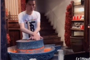 石臼も小道具？スパイスを混ぜながらノリノリでダンスする店員さんが面白い（中国）