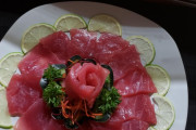 外国人「メキシコの寿司店に作ってもらったマグロの刺し身を見てくれ！」