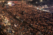 韓国人「200万人がろうそくを持てば、韓国は変わる」→「ろうそくの火で国が滅びた、後悔しかない…」＝韓国の反応