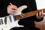 海外「もっと聴きたい！！」日本人ギタリストが割り箸ギターに挑戦！？