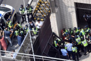 釜山の日本総領事館に侵入した大学生6人逮捕…「安倍謝罪せよ」奇襲デモ＝韓国の反応
