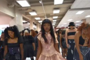 海外「アメリカの無敵文化。勝手に店を占領して踊りだすダンサー集団。店員が止めても強行しレイシスト呼ばわり」