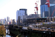 日本の電車が交差する写真が凄すぎて「レアすぎる」「情報量が多い」と話題に！【タイ人の反応】