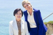 韓国人「文在寅の妻の画像を加工した青瓦台…けしからんので元の状態に復元してやった」