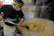 外国人「巨大スコップで作るチャーハンの迫力がヤバすぎたｗｗｗ」