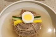 韓国人「日本人が12月31日の深夜にだけ行列を作って食べる物の正体がこちらです‥」→「まさに文化の衝撃（ﾌﾞﾙﾌﾞﾙ…」