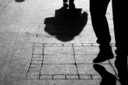 海外「ファッ!?」日本で20代女性が70代女性にストーカー行為（海外の反応）