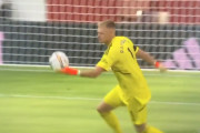【海外の反応】アーセナルGKの精密すぎて危険なパントキックをご覧ください「意図したのか？」