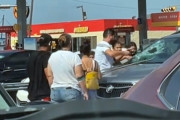 炎天下の車内に閉じ込められた子を救うため、窓ガラスを割り救出した父親と善意の人々