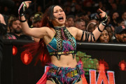 【海外】WWE所属のイヨ・スカイの「ギミチョコ」ムーブ