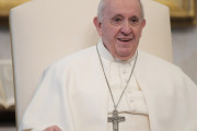 海外「ローマ教皇もアニメを見るのかな」来日時のお茶目な画像が話題