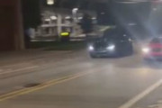 海外「赤信号に向かって車でレースをして予想通り事故を起こす人々」