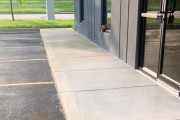 【海外】窓枠にしがみつく子猫、唯一の「友達」は自分の影！