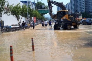 韓国人「韓国で水道管が破裂！」釜山で水道管が破裂し道路が沈下して5千余世帯に水道の供給が中断する　韓国の反応
