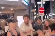 海外「これだから日本で参政党が人気になったのだろう…」 日本のコンビニでゴミをポイ捨てしながら酒を飲む外国人たち