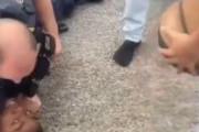 海外「警察が人違いで13歳の黒人少年の首を締めた！」→「人違いじゃないし袈裟固めでは？」