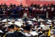 【凄すぎ】米富豪、卒業生400人の学費ローンを全て肩代わりすると宣言！ その額およそ44億円！！