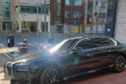 【炎上】マンション入り口を車両で封鎖！「登録問題」にネット激怒