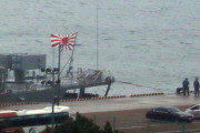 韓国人「旭日旗を掲揚した日本自衛隊の護衛艦、釜山港に入港…ﾌﾞﾙﾌﾞﾙ」
