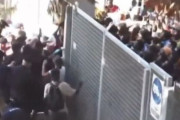 海外「これが現在のイタリアです。警察を押しのけてフェンスを強引に通ろうとする移民の大集団」