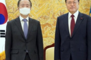 【韓国の反応】文大統領が日本大使に「日本が最も重要」と述べた事に対し、韓国の反応「一貫性が無い。北朝鮮のためなら日本にも跪くのか。」