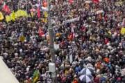 海外「何万人もの反ワクチン派のオーストラリア人が密集して政府に抗議したようだ」
