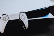 日本のPS5コントローラ裏面のシボ加工の狂気がエグすぎる！　良い意味で頭おかしい…【タイ人の反応】