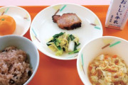 外国人「日本の給食でクジラ肉が出て驚いた！」