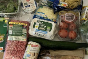 外国人「世界のみんなが買ってる食料品がどれくらいの値段か見ていこう」