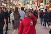 海外「日本の人通りが多い道の真ん中で踊る自己中心的なアメリカ人」
