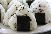 海外「日本人の半数が素手で握ったおにぎりを食べらないらしい」（海外の反応）