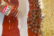 これをイタリア式と言ってしまっていいのか？アメリカ人がテーブルに直接盛り付ける、ダイナミックパスタの作り方を披露
