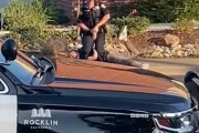 海外「既に降伏している若者に銃口を向け、さらに腕を折ろうとするアメリカの警察」