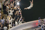 【海外】「阪神ファンって凄いね」阪神優勝に熱狂する道頓堀の様子に海外も大興奮！