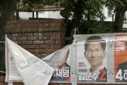 【中学生が選挙ポスター引き裂き破り】韓国国民大爆笑"中学生にも無視されるイ・ジェミョンwwwwwww"