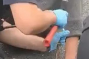海外「瞬間コンクリートを使って道路に手をくっつける危険な抗議者」