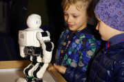 日本製だから却って混乱！？究極の人型ロボットは完全に人間にクリソツ！？「ここ、オーストラリアの報道機関が、これをロボットだって報道しているんだぜ！」海外の反応