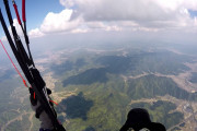 狂気の沙汰！丘からソファーで空に飛び立つ男が海外で話題に←ベルトついてなくてﾜﾛﾀｗ　海外の反応