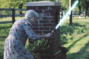 ライトセーバーを使いこなすお婆ちゃんが騒音バスケ少年たちを撃退！