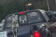 ハロウィン装飾が施されたピックアップトラックにクラクションを鳴らしてみると・・・！？