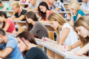 大学教授がテストで仕掛けた巧妙な罠で14人の生徒の不正行為が発覚、その方法とは？