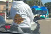 バイクの男性の背中に「クラクションを鳴らさないで、●●●しちゃうから…」→つい鳴らしたら大爆笑の結果に