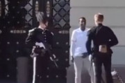 海外「どういうわけかノルウェーの近衛兵を攻撃する男」