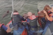 アメリカ沿岸警備隊が海で泳いでる老犬を救出！